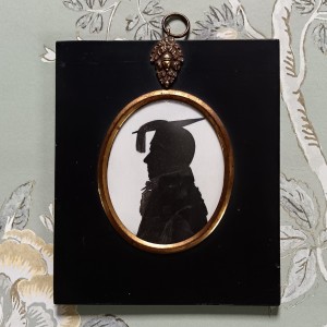 19th Century Oval Silhouette Portrait of a Gentleman in a Mortarboard Cap (3)bis.jpg